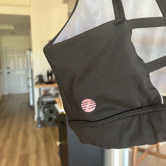 Girls sports bra. - Picture 3 of 3